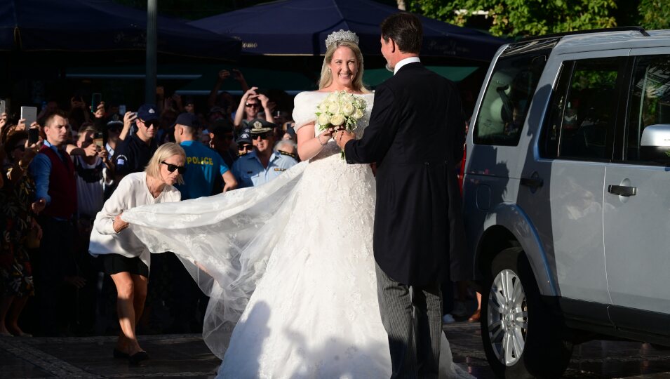 La Princesa Theodora de Grecia se baja del coche junto a su hermano, Pablo de Grecia, en su boda con Matthew Kumar