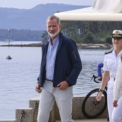 Los Reyes Felipe y Letizia y su hija Leonor tras un almuerzo en Carril, Vilagarcía de Arousa