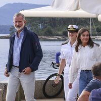 Los Reyes Felipe y Letizia y su hija Leonor tras un almuerzo en Carril, Vilagarcía de Arousa