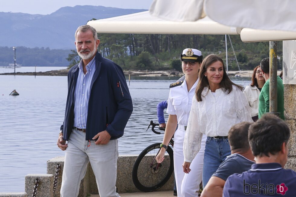 Los Reyes Felipe y Letizia y su hija Leonor tras un almuerzo en Carril, Vilagarcía de Arousa