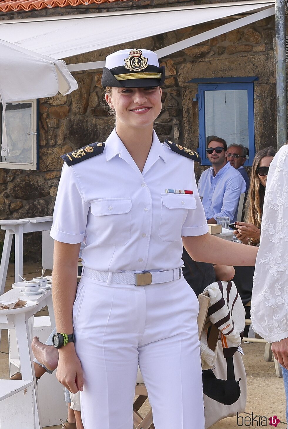 La Princesa Leonor con uniforme de guardamarina tras un almuerzo con sus padres en Carril, Vilagarcía de Arousa