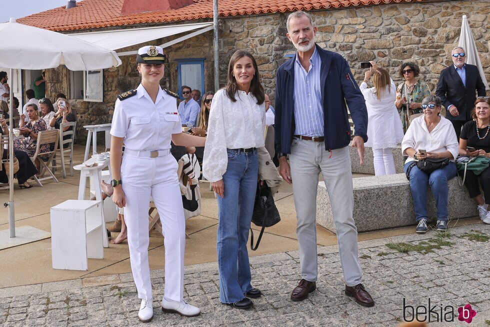 La Princesa Leonor, muy cariñosa con la Reina Letizia en presencia del Rey Felipe VI en Carril, Vilagarcía de Arousa