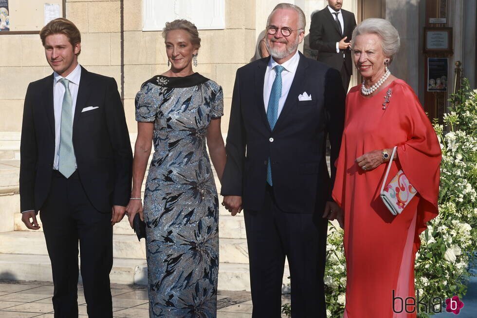 Benedicta de Dinamarca y Alexandra zu Sayn-Wittgenstein-Berleburg con su marido y su hijo Richard en la boda de Theodora de Grecia y Matthew Kumar