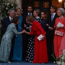 La Reina Sofía y Katherine de Serbia se saludan en la boda de Theodora de Grecia y Matthew Kumar