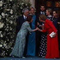 La Reina Sofía y Katherine de Serbia se saludan en la boda de Theodora de Grecia y Matthew Kumar