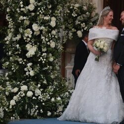 Theodora de Grecia y Matthew Kumar se miran muy enamorados en su boda