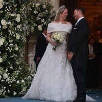 Theodora de Grecia y Matthew Kumar se miran muy enamorados en su boda