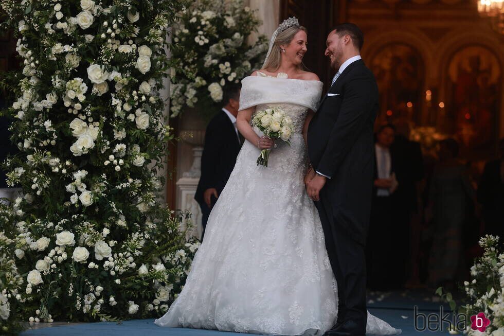 Theodora de Grecia y Matthew Kumar se miran muy enamorados en su boda