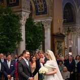 Pablo de Grecia besa la mano de su hermana Theodora de Grecia tras dejarla en el altar para su boda con Matthew Kumar