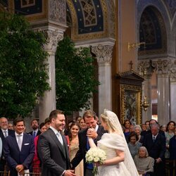 Pablo de Grecia besa la mano de su hermana Theodora de Grecia tras dejarla en el altar para su boda con Matthew Kumar