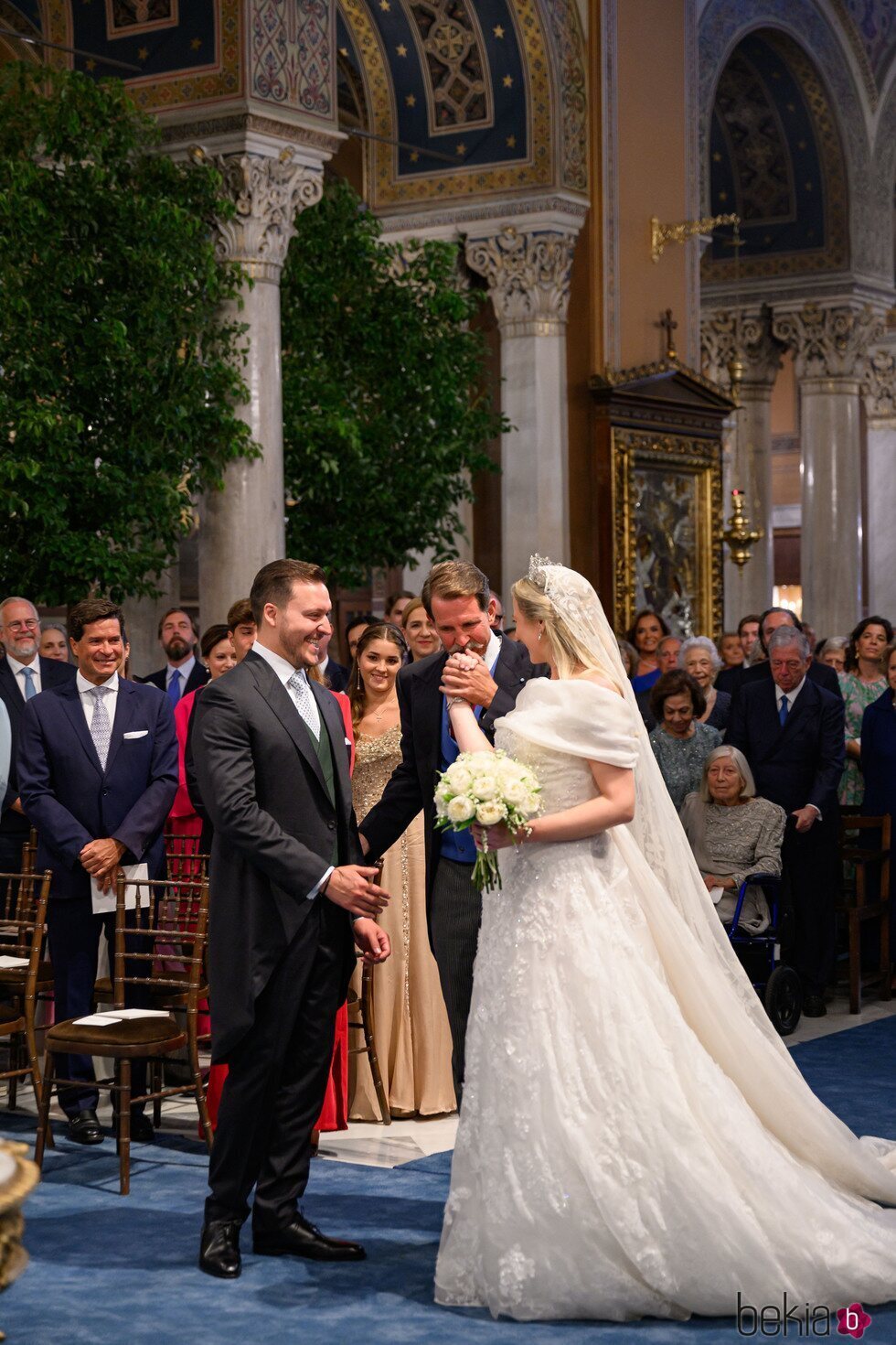 Pablo de Grecia besa la mano de su hermana Theodora de Grecia tras dejarla en el altar para su boda con Matthew Kumar