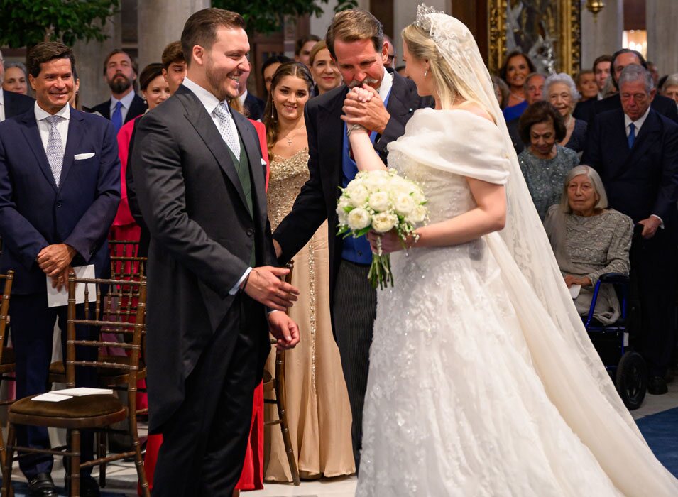 Pablo de Grecia besa la mano de su hermana Theodora de Grecia tras dejarla en el altar para su boda con Matthew Kumar