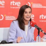 La Reina Letizia hablando en la radio en la presentación de un nuevo servicio de Radio Nacional