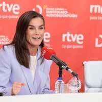 La Reina Letizia hablando en la radio en la presentación de un nuevo servicio de Radio Nacional