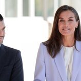 La Reina Letizia, sonriente a su llegada a un acto en Radio Nacional