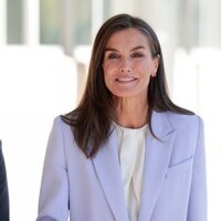 La Reina Letizia, sonriente a su llegada a un acto en Radio Nacional