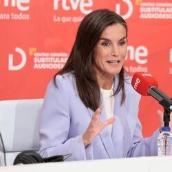 La Reina Letizia hablando en la radio muy contenta en Radio Nacional