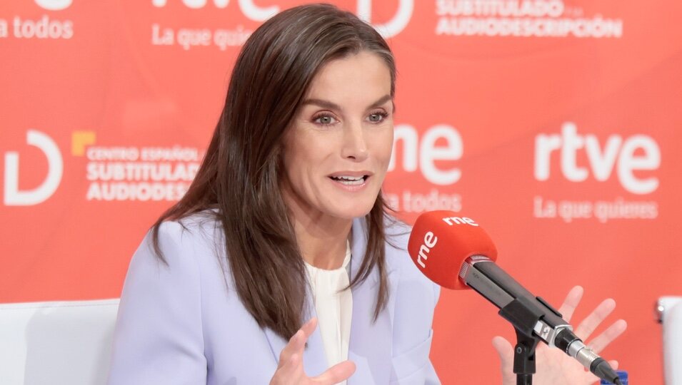 La Reina Letizia hablando en la radio muy contenta en Radio Nacional