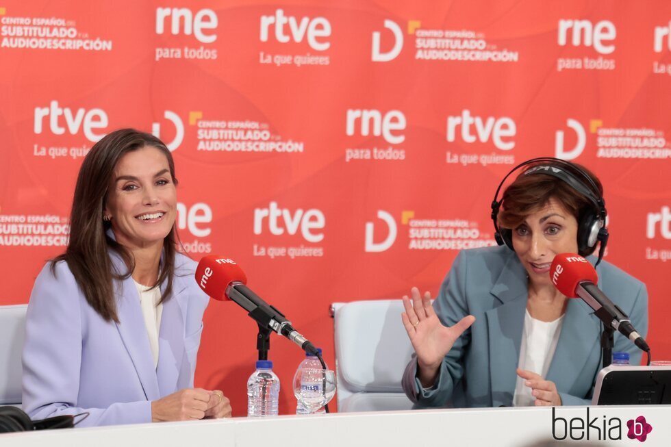 La Reina Letizia con Mamen Asencio hablando en Radio Nacional