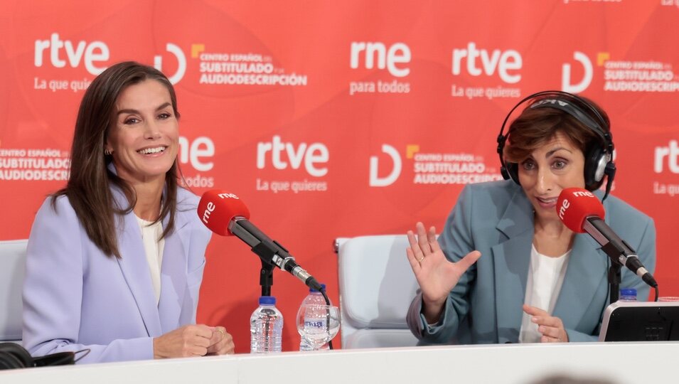 La Reina Letizia con Mamen Asencio hablando en Radio Nacional