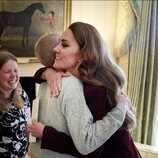 Kate Middleton abraza a Liz Hatton, una adolescente con cáncer con la que se reunió en Windsor