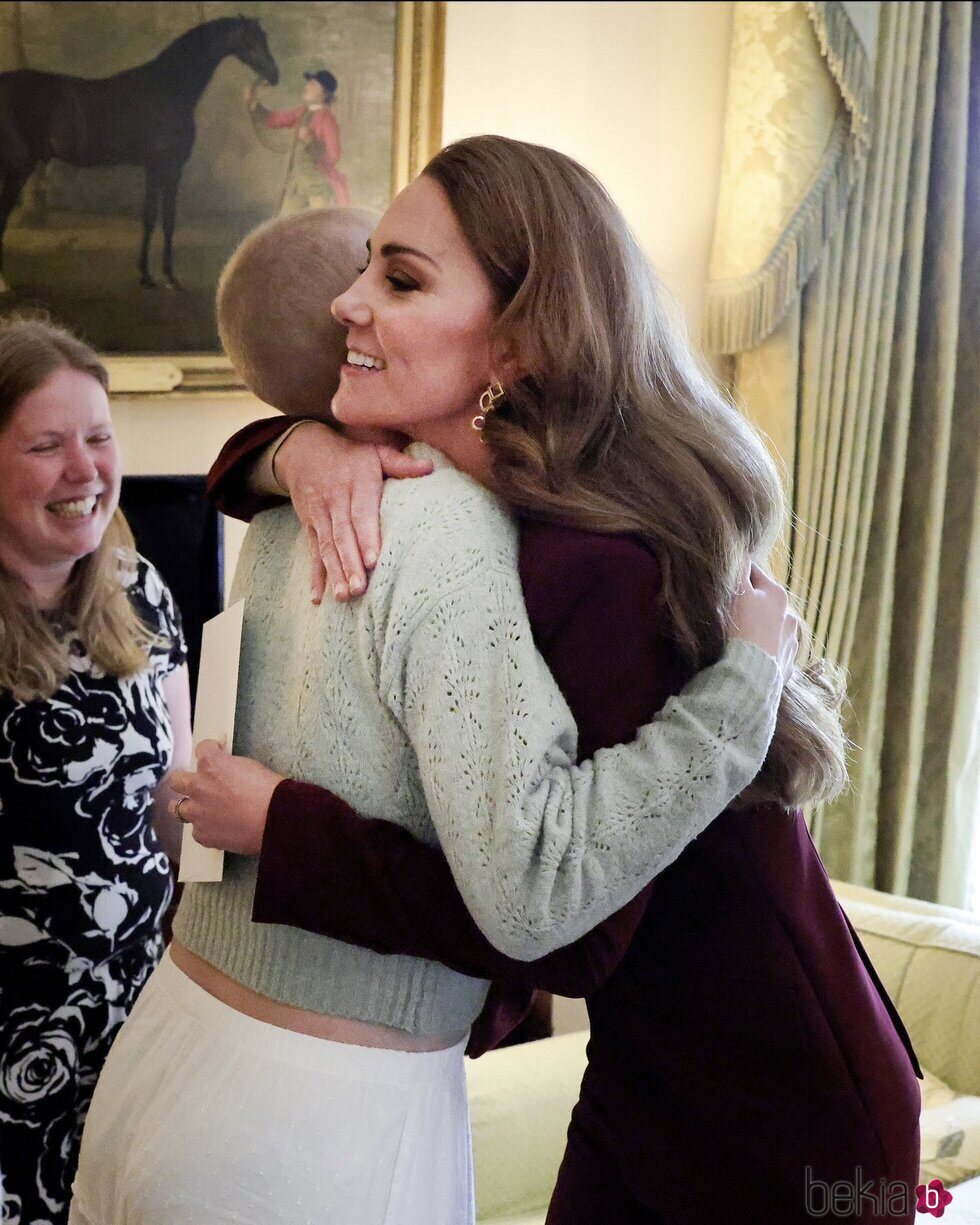 Kate Middleton abraza a Liz Hatton, una adolescente con cáncer con la que se reunió en Windsor