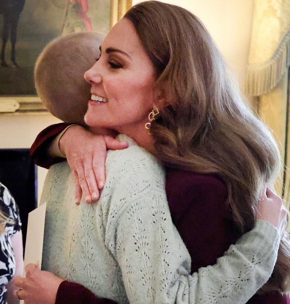 Kate Middleton abraza a Liz Hatton, una adolescente con cáncer con la que se reunió en Windsor