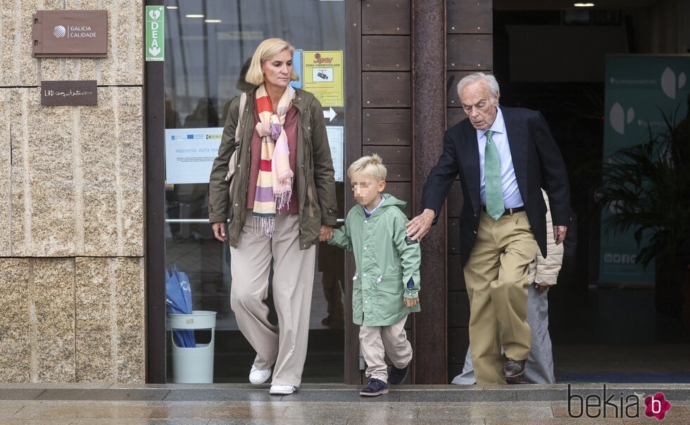 María Zurita, Carlitos Zurita y Carlos Zurita en un almuerzo con el Rey Juan Carlos en Sanxenxo