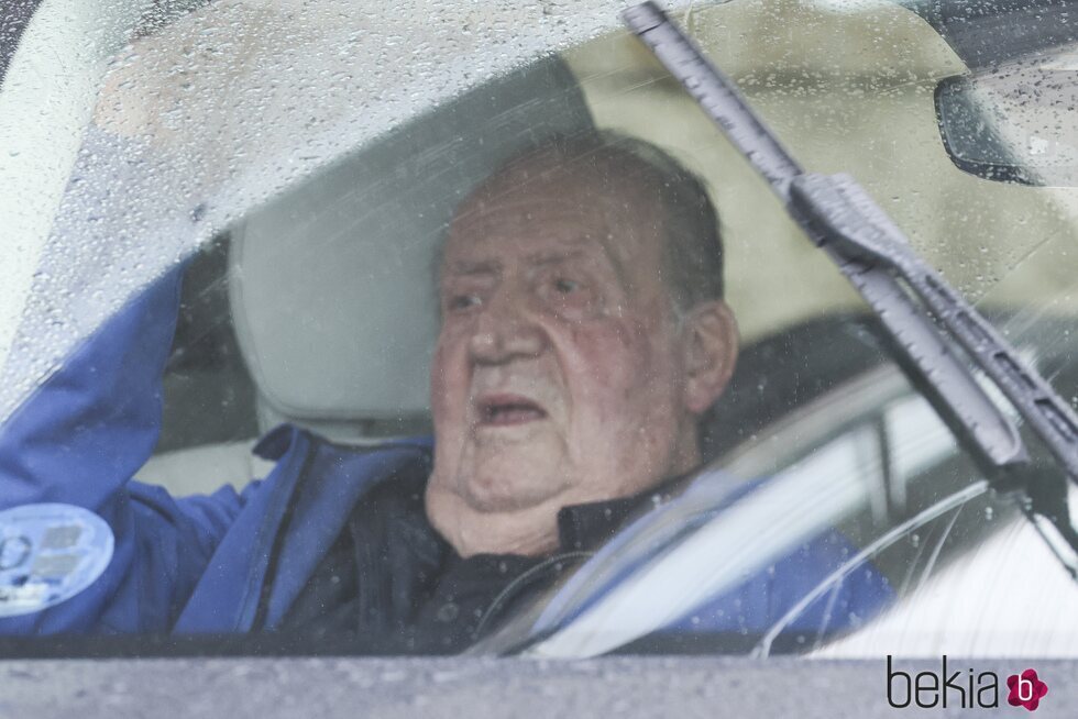 El Rey Juan Carlos en el coche tras un almuerzo familiar en Sanxenxo