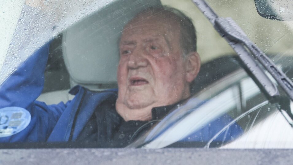 El Rey Juan Carlos en el coche tras un almuerzo familiar en Sanxenxo