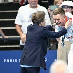 La Princesa Ana coloca una medalla de plata a Adam Peaty en los Juegos Olímpicos de París 2024