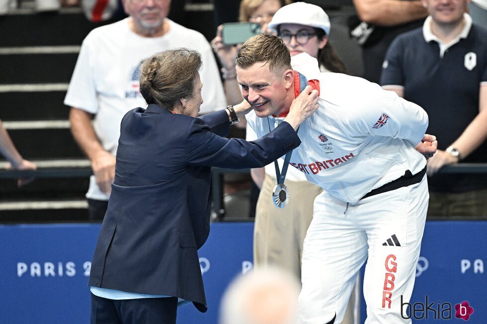 La Princesa Ana coloca una medalla de plata a Adam Peaty en los Juegos Olímpicos de París 2024