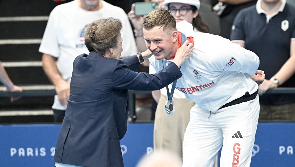 La Princesa Ana coloca una medalla de plata a Adam Peaty en los Juegos Olímpicos de París 2024