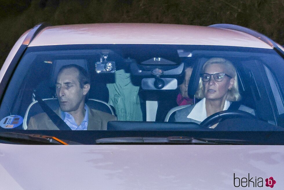 Alfonso Zurita y María Zurita camino a una cena con el Rey Juan Carlos en casa de Pedro Campos en Sanxenxo