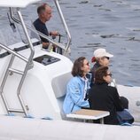 Laurence Debray riéndose junto a la Infanta Elena en las regatas de Sanxenxo