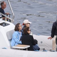 Laurence Debray riéndose junto a la Infanta Elena en las regatas de Sanxenxo