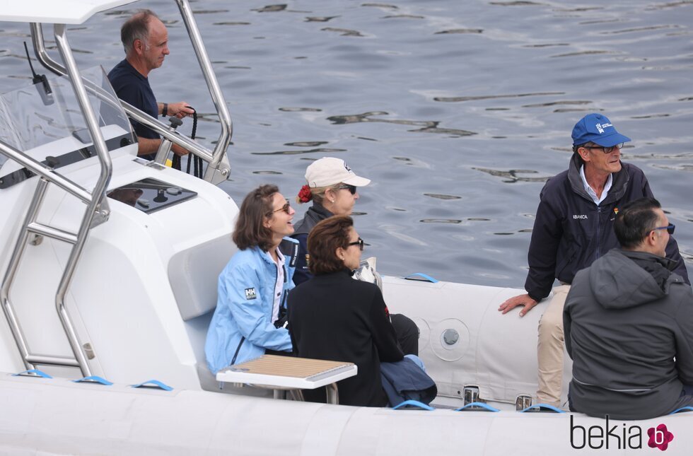 Laurence Debray riéndose junto a la Infanta Elena en las regatas de Sanxenxo