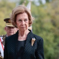 La Reina Sofía con un broche que recibió como regalo por su boda con el Rey Juan Carlos