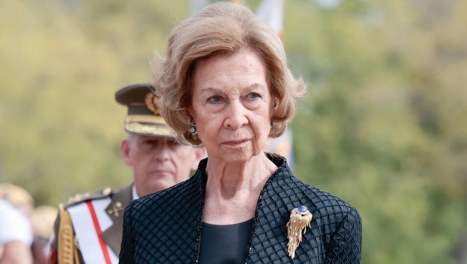 La Reina Sofía con un broche que recibió como regalo por su boda con el Rey Juan Carlos