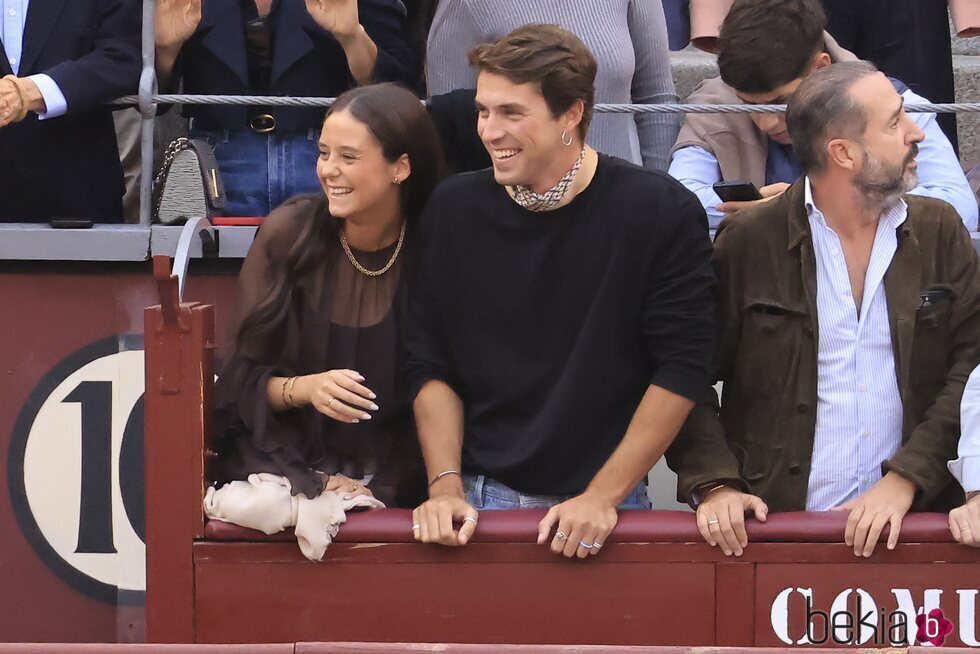 Victoria Federica e Iván Bernabé riéndose en una corrida de toros de Roca Rey