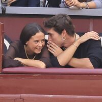 Victoria Federica e Iván Bernabé compartiendo confidencias en una corrida de toros de Roca Rey