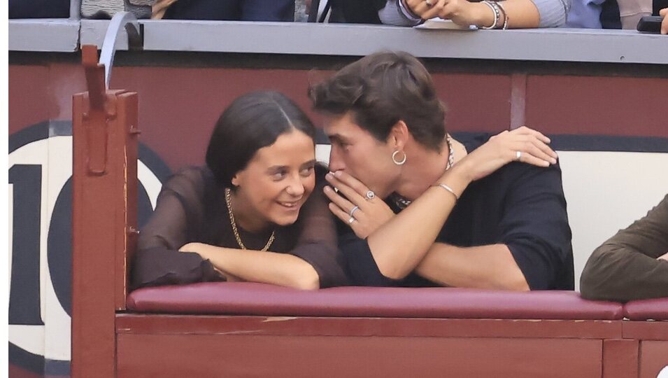 Victoria Federica e Iván Bernabé compartiendo confidencias en una corrida de toros de Roca Rey