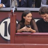 Victoria Federica e Iván Bernabé, muy animados en una corrida de toros de Roca Rey