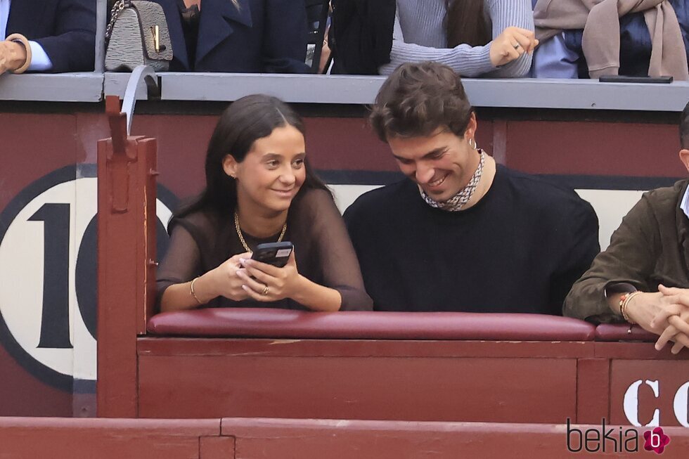 Victoria Federica e Iván Bernabé, muy animados en una corrida de toros de Roca Rey