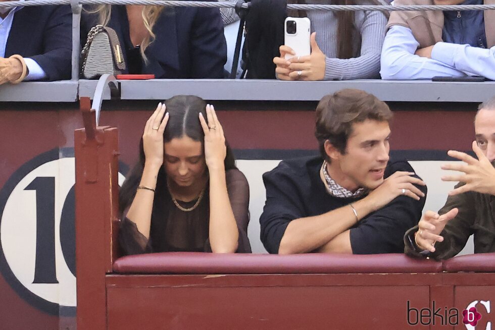 Victoria Federica, muy tensa junto a Iván Bernabé en una corrida de toros de Roca Rey