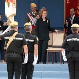 Margarita Robles y Camilo Villarino aplauden a la Reina Sofía en el acto por el aniversario de la creación de la UME