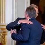 Enrique de Luxemburgo y Guillermo de Luxemburgo se abrazan en la ceremonia en la que Guillermo de Luxemburgo se convirtió en Lugarteniente