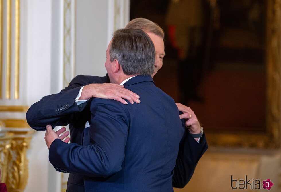 Enrique de Luxemburgo y Guillermo de Luxemburgo se abrazan en la ceremonia en la que Guillermo de Luxemburgo se convirtió en Lugarteniente