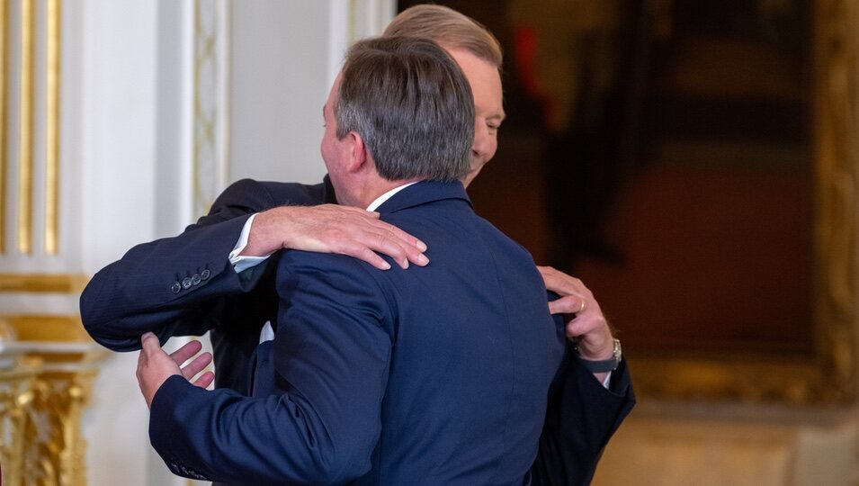 Enrique de Luxemburgo y Guillermo de Luxemburgo se abrazan en la ceremonia en la que Guillermo de Luxemburgo se convirtió en Lugarteniente