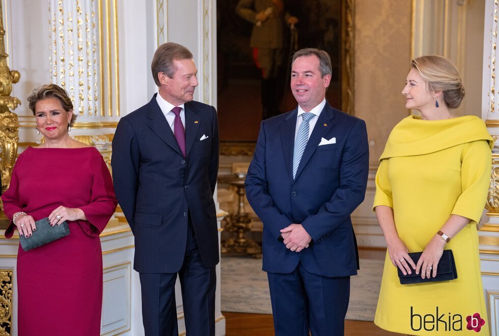 Los Grandes Duques de Luxemburgo y Guillermo y Stéphanie de Luxemburgo en la ceremonia en la que Guillermo de Luxemburgo se convirtió en Lugarteniente